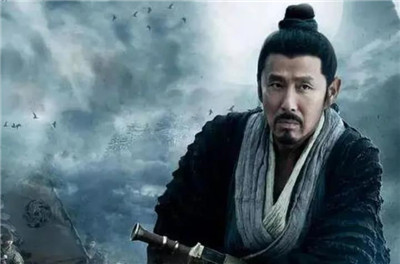 张良为人聪明，懂得察言观色，天下初定后便假借自己身体羸弱之名极少出门参政，随着汉高祖政权逐渐稳固，张良便从师者退居宾客，对天下大事极少出谋划策，不左右刘邦的决策，保持着可有可无的角色与时进时退的姿态。