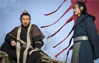 张良为人聪明，懂得察言观色，天下初定后便假借自己身体羸弱之名极少出门参政，随着汉高祖政权逐渐稳固，张良便从师者退居宾客，对天下大事极少出谋划策，不左右刘邦的决策，保持着可有可无的角色与时进时退的姿态。